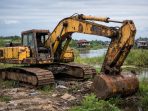 Excavator miliaran rupiah milik Dinas Perikanan OKI terlihat terbengkalai di kawasan perairan, berkarat dan tak lagi berfungsi setelah bertahun-tahun tanpa perawatan.