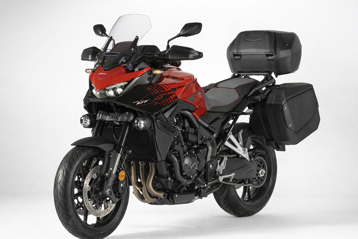 Tampilan Honda CB1000GT yang baru diperkenalkan di Jepang. Motor sport tourer bermesin 1.000 cc ini hadir dengan windscreen tinggi, lampu kabut, serta top case dan pannier besar untuk menunjang perjalanan jarak jauh.