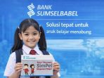 Pelajar menunjukkan buku Tabungan SimPel Bank Sumsel Babel sebagai langkah awal membangun kebiasaan menabung sejak dini.