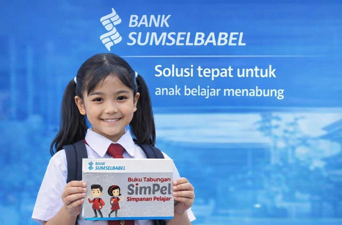 Pelajar menunjukkan buku Tabungan SimPel Bank Sumsel Babel sebagai langkah awal membangun kebiasaan menabung sejak dini.