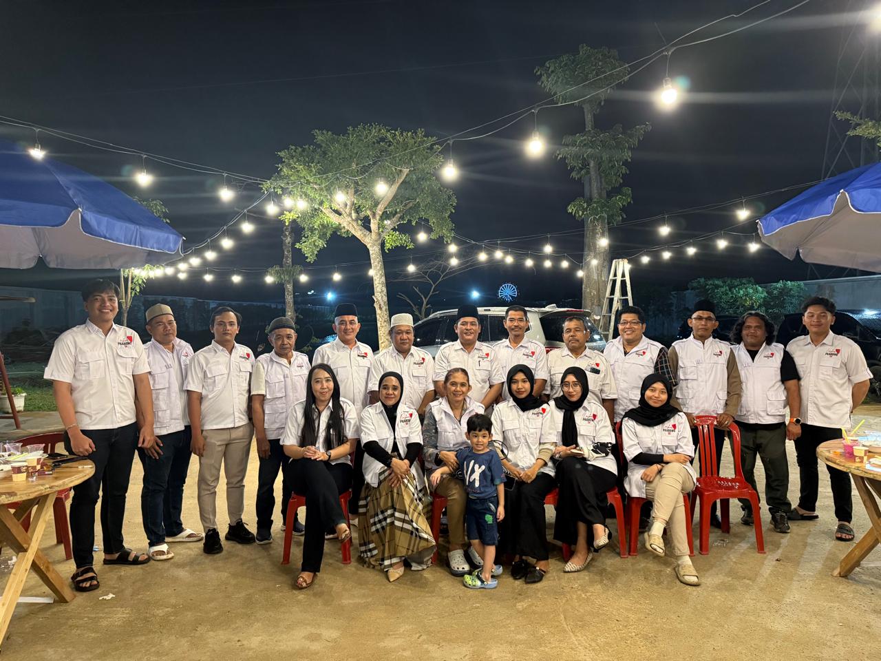 Ketua DPD Laskar Prabowo 08 Sumsel Dr.(c). M. Jasmadi Pasmeindra bersama pengurus saat kegiatan buka puasa bersama di Palembang, Sabtu (7/3/2026).