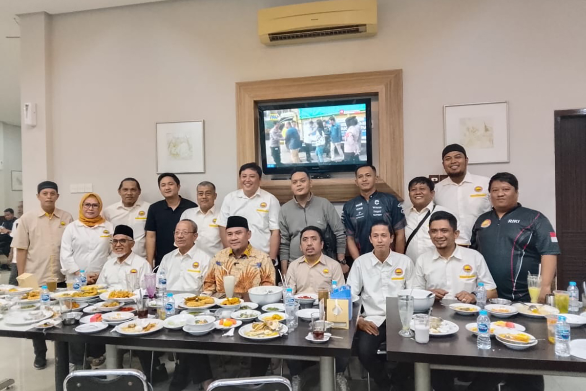 Pengurus dan atlet POBSI Sumsel membagikan paket takjil kepada pengendara yang melintas di Simpang 5 DPRD Sumsel, Palembang, Rabu (11/3/2026), dalam rangka berbagi berkah Ramadan.