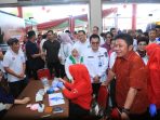 Gubernur Herman Deru meninjau langsung kegiatan donor darah yang digelar Paguyuban Sosial Marga Tionghoa Indonesia Provinsi Sumsel di YAP Ballroom, Sabtu (28/2/2026)