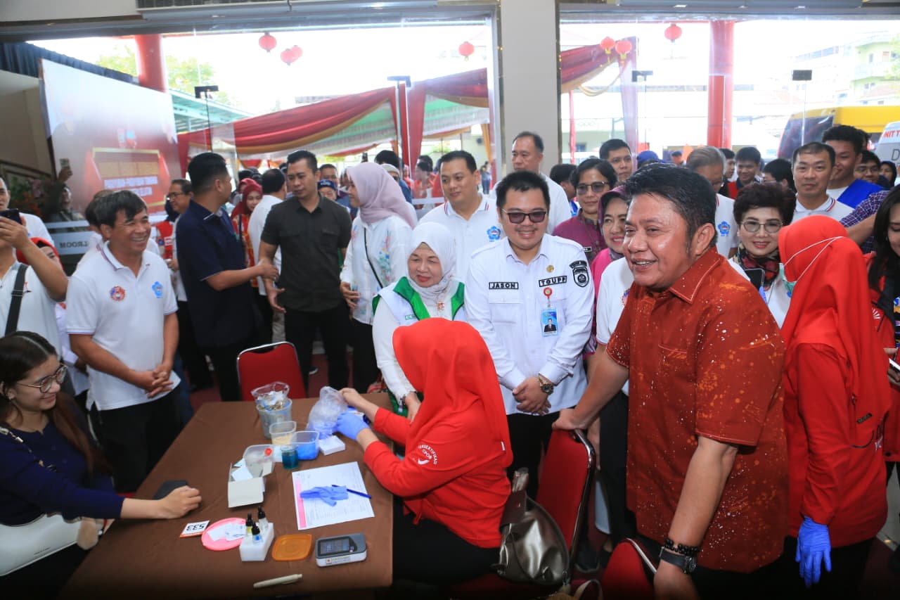 Gubernur Herman Deru meninjau langsung kegiatan donor darah yang digelar Paguyuban Sosial Marga Tionghoa Indonesia Provinsi Sumsel di YAP Ballroom, Sabtu (28/2/2026)