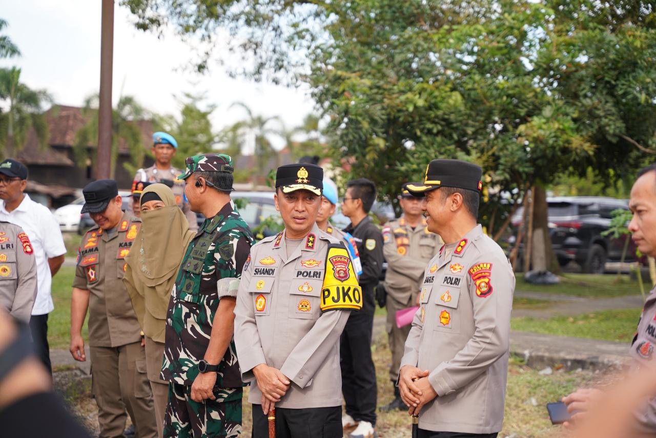 Kapolda Sumsel Sandi Nugroho bersama Gubernur Sumsel Herman Deru memimpin langsung aksi bersih lingkungan Program BELIDA di Terminal Timbangan Indralaya, Sabtu (28/2/2026).