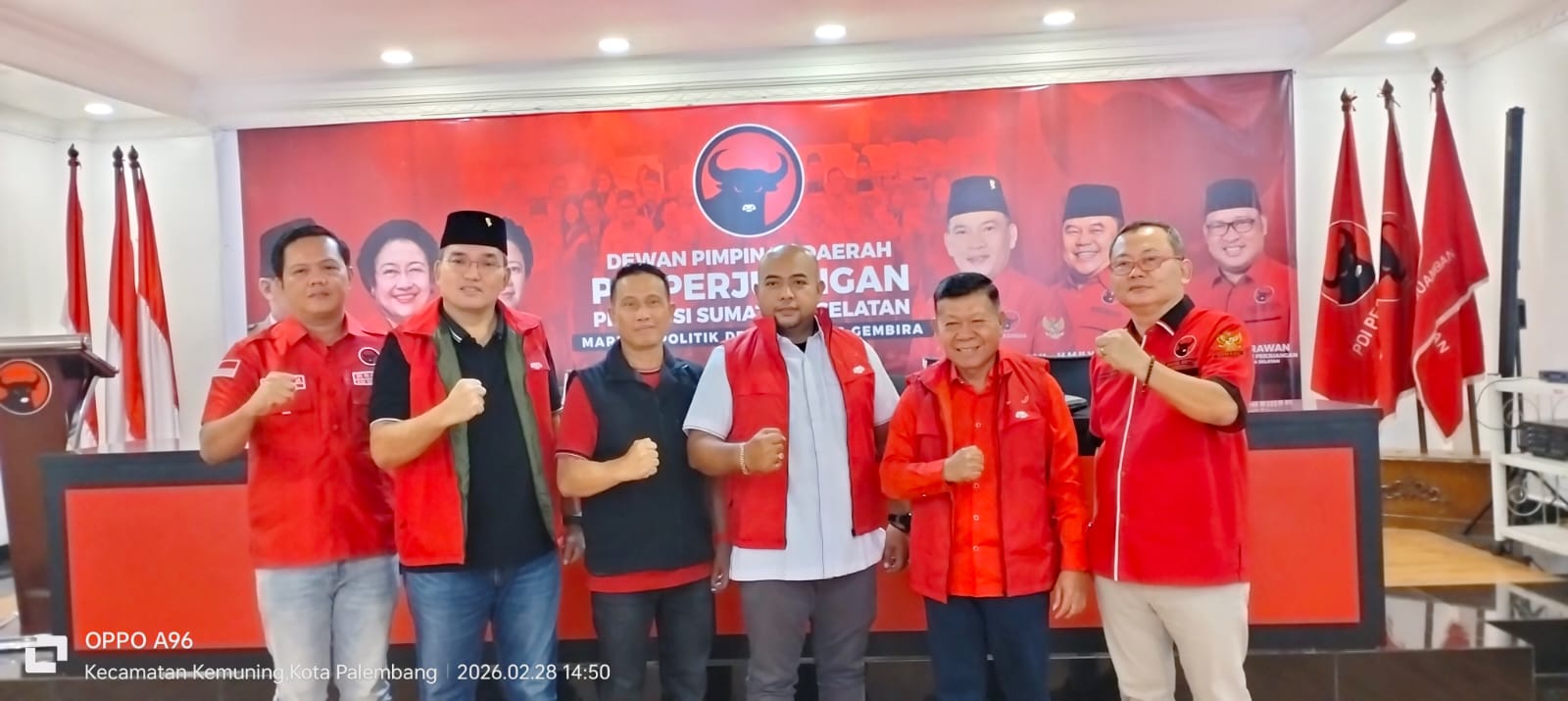 Jajaran pengurus PDIP Sumsel bersama eks kader PSI usai pengumuman resmi bergabung di Kantor DPD PDIP Sumsel, Sabtu (28/2/2026).