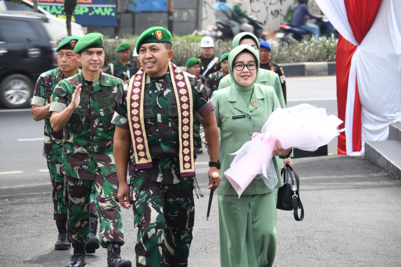 Brigjen TNI Khabib Mahfud, S.I.P., M.M., menerima pengalungan syal songket dalam Tradisi Penyambutan Danrem 044/Gapo di Makorem 044/Garuda Dempo, Minggu (1/3/2026).