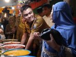 Sekda Kota Palembang, Aprizal Hasyim, berdialog langsung dengan pedagang saat sidak di Pasar Tradisional Lemabang untuk memastikan harga dan stok bahan pokok tetap stabil jelang Ramadan 1447 H.