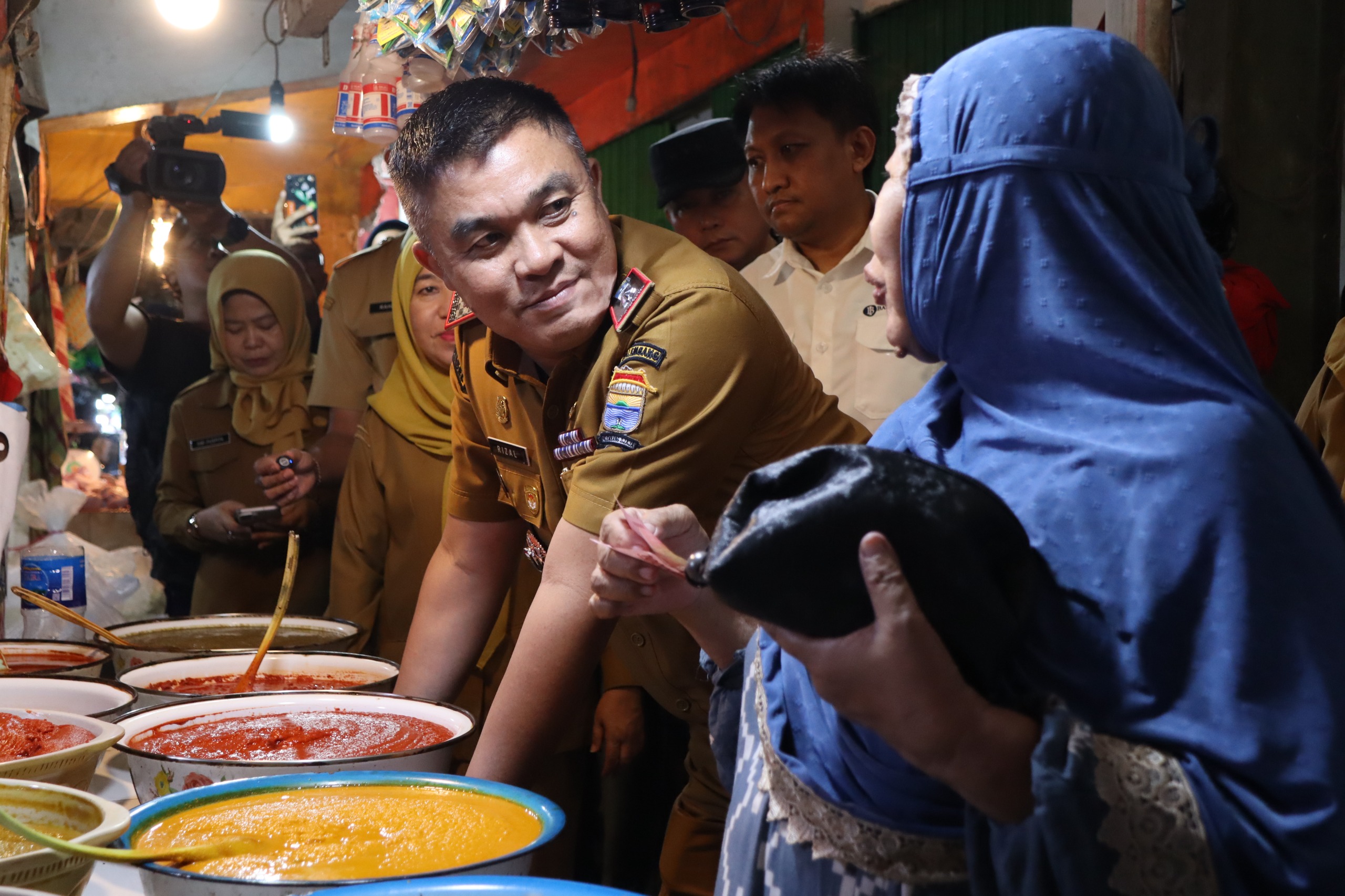 Sekda Kota Palembang, Aprizal Hasyim, berdialog langsung dengan pedagang saat sidak di Pasar Tradisional Lemabang untuk memastikan harga dan stok bahan pokok tetap stabil jelang Ramadan 1447 H.