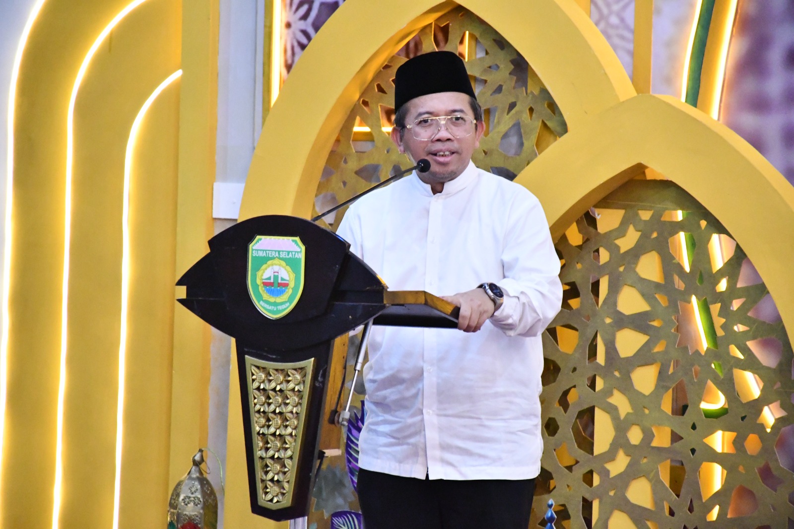 Direktur Penais Kementerian Agama Republik Indonesia, Mukhlis Muhammad Hanafi, memaparkan kekuatan Diplomasi Keagamaan Indonesia dalam Haflah Tilawah Al-Qur'an di Griya Agung Palembang, Selasa (03/03/2026) malam.
