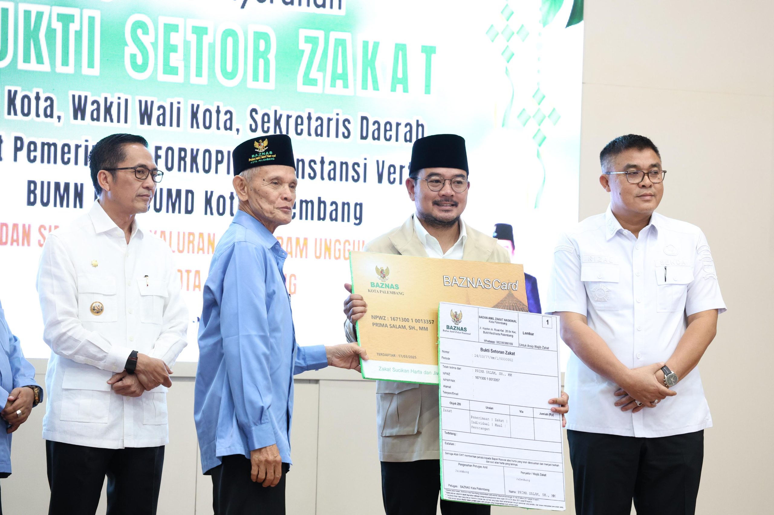 Wali Kota Ratu Dewa didampingi Wakil Walikota Prima Salam menyerahkan bukti setor Zakat Maal kepada Badan Amil Zakat Nasional Kota Palembang dalam rangkaian Gerakan Ramadan Berkah 2026 sebagai komitmen penguatan ekonomi umat di Kota Palembang.
