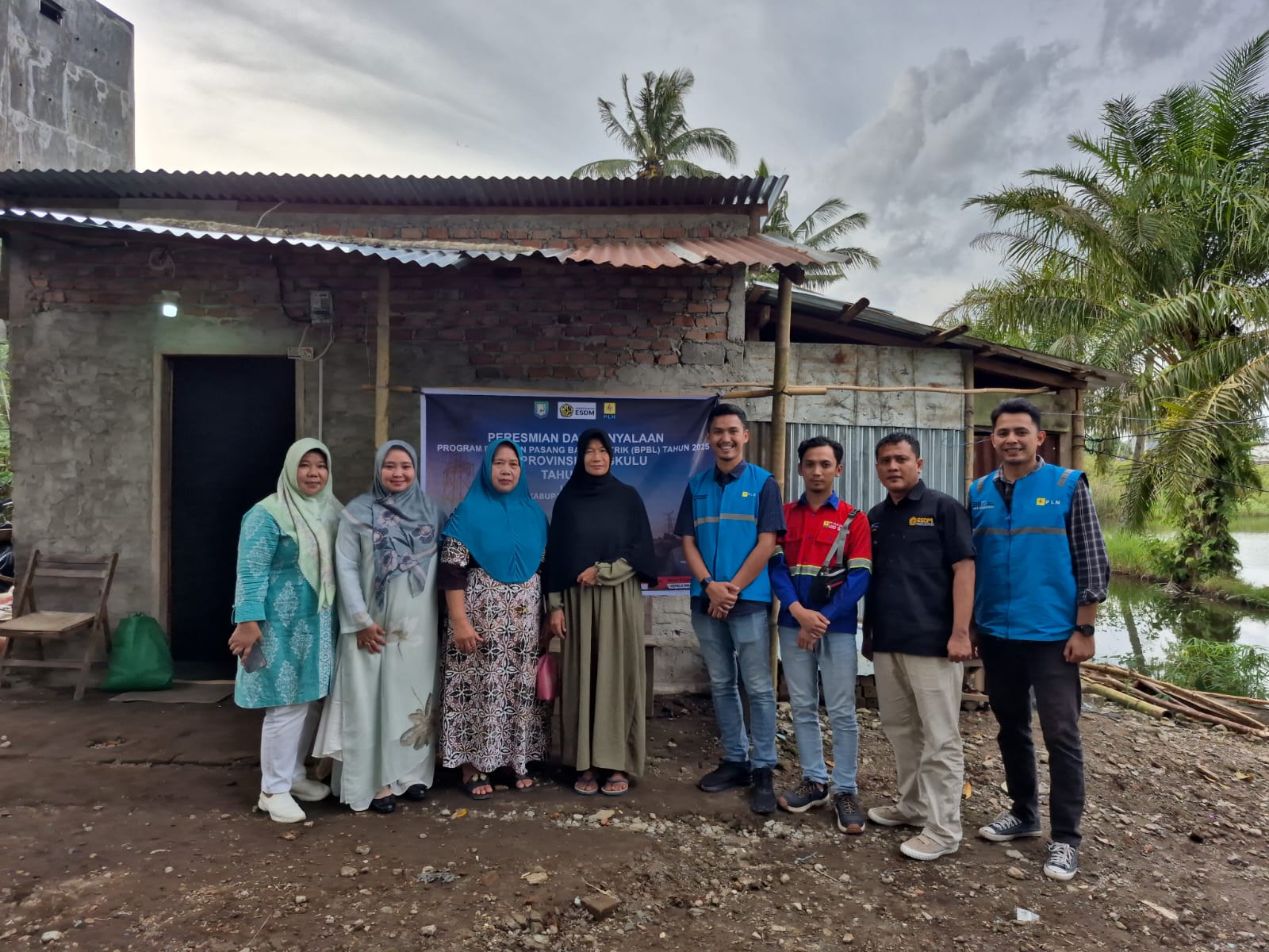 Gubernur Bengkulu bersama jajaran PLN menyalakan listrik secara simbolis dalam peresmian Program Bantuan Pasang Baru Listrik (BPBL) 2026 di Pasar Ujung, Kabupaten Kepahiang. Sebanyak 260 rumah warga kini menikmati sambungan listrik gratis menjelang Ramadan.