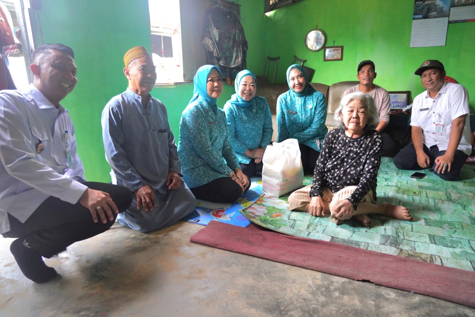 Ketua TP PKK Sumsel, Feby Deru, menyerahkan paket sembako kepada warga Talang Kepuh di Perumahan Griya Tanjung Wahid dalam rangka peringatan Hari Kesatuan Gerak PKK ke-54, Rabu (4/3/2026).