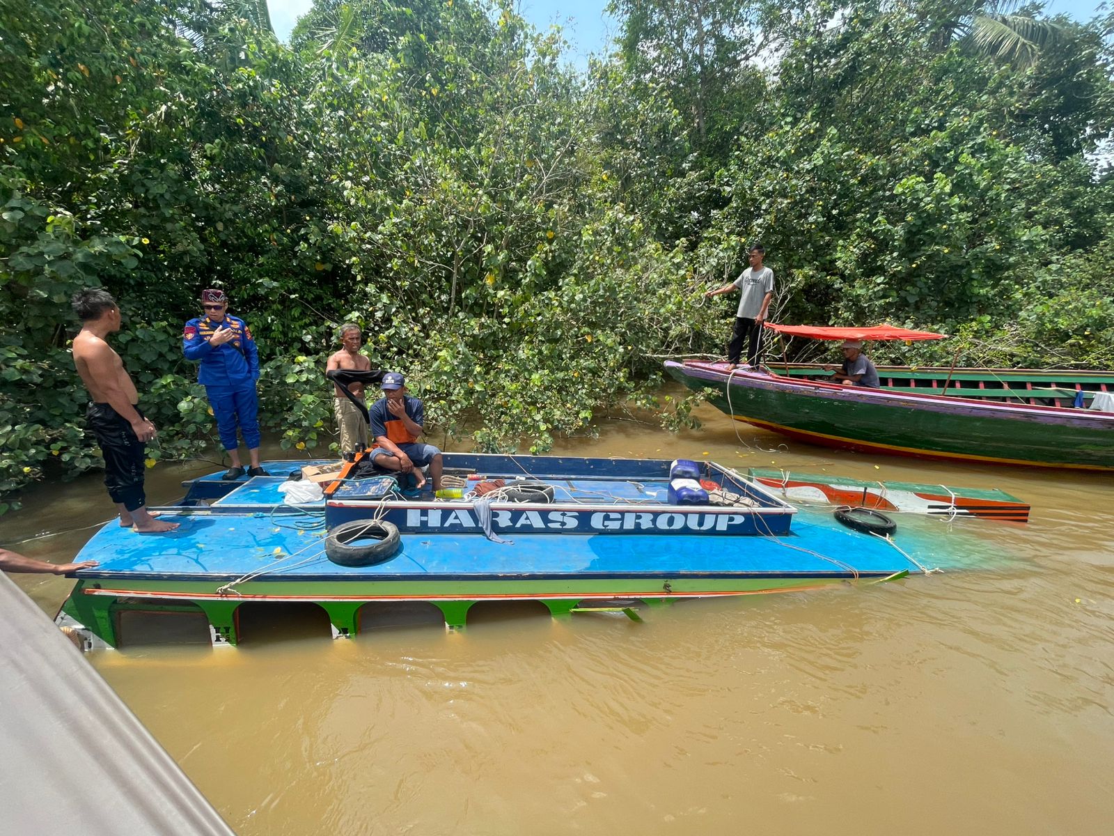 Proses evakuasi speed boat penumpang Haras Group yang tenggelam akibat dihantam ombak besar di perairan Muara Jalur 8, Desa Upang Ceria, Kecamatan Muara Telang, Banyuasin, Kamis (5/2/2026).