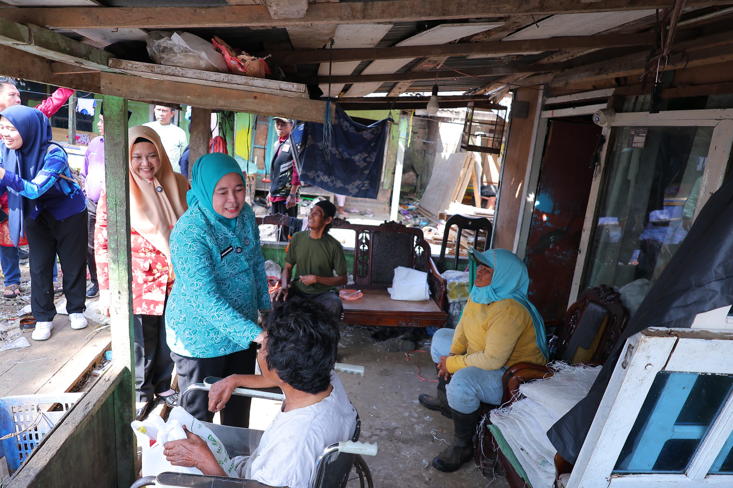 Ketua TP PKK Kota Palembang, Dewi Sastrani, bersama Ketua DWP Kota Palembang, Ida Royani, menyerahkan paket sembako kepada warga di kawasan TPA Sukawinatan, Kamis (5/3/2026), sebagai bentuk kepedulian sosial di bulan suci Ramadhan.