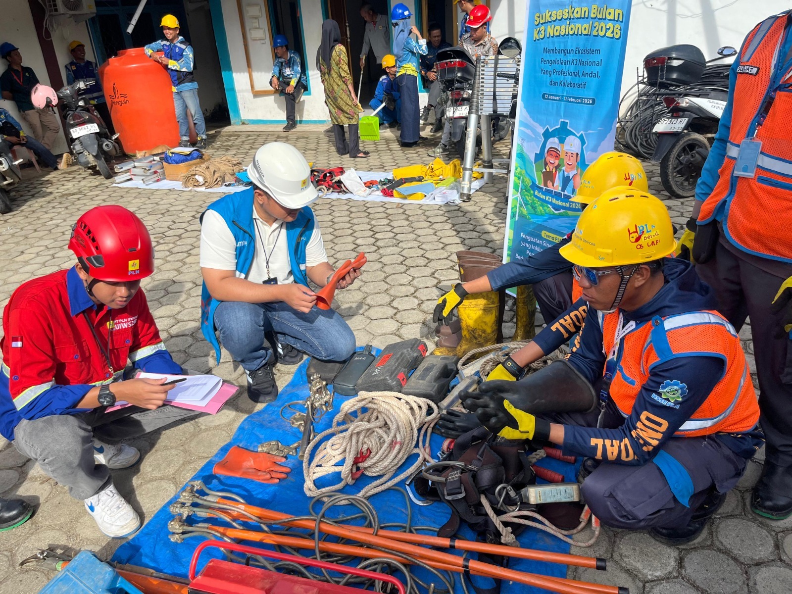 Manager PLN ULP Muara Aman, Agung Subekti, memimpin apel siaga Ramadan dan Idul Fitri 1447 H untuk memastikan kesiapan personel serta peralatan dalam menjaga keandalan pasokan listrik bagi masyarakat.