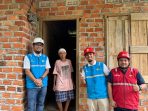Petugas PLN ULP Manna menyalakan sambungan listrik gratis berdaya 900 VA bagi warga prasejahtera di Desa Rimbo Besar, Kecamatan Semidang Alas Maras, Kabupaten Seluma, Bengkulu melalui program Light Up The Dream.