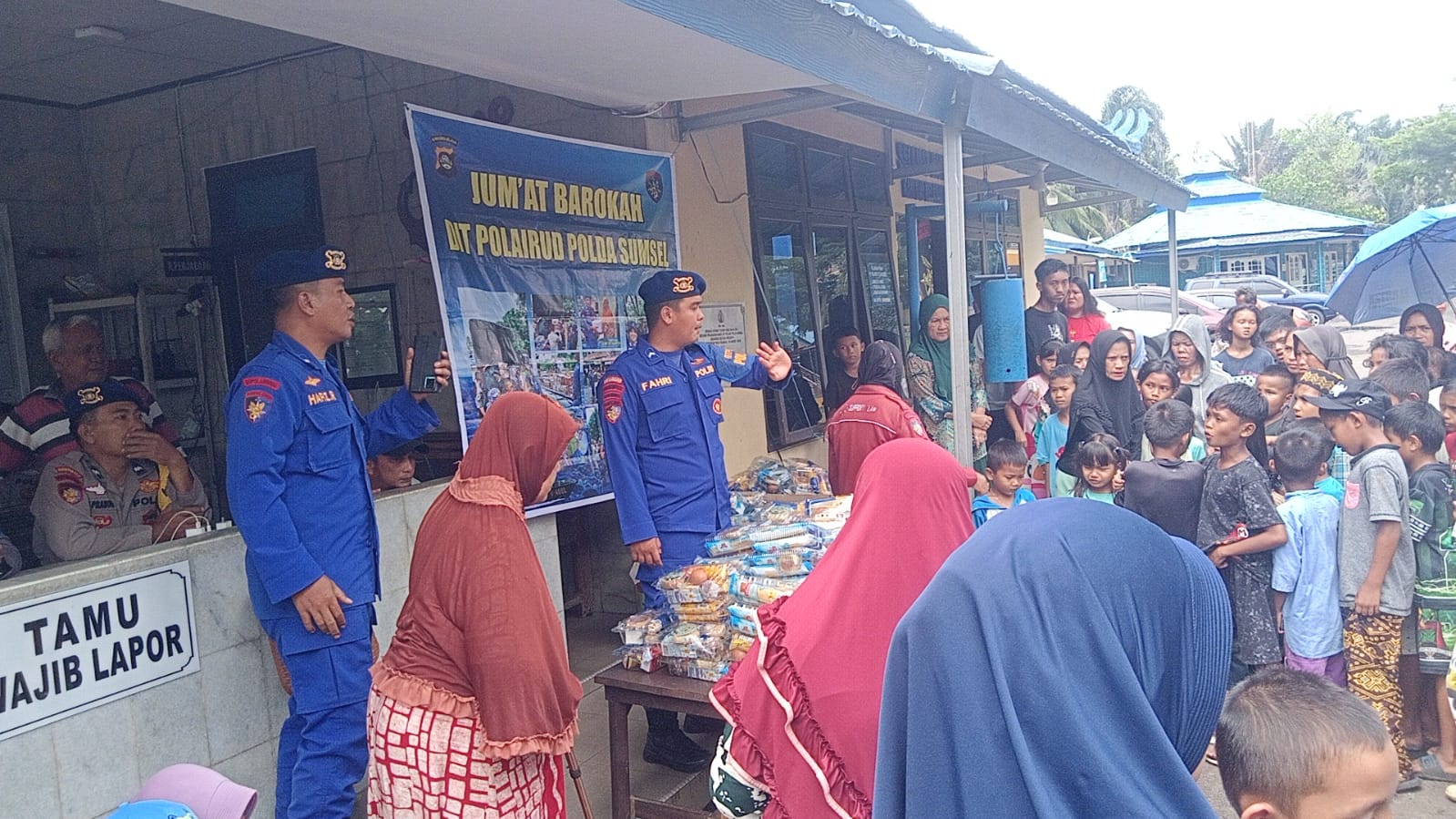 Personel Polairud Polda Sumsel membagikan paket takjil kepada pengemudi ketek dan nelayan di perairan Sungai Musi, Palembang, Jumat (6/3/2026), sebagai bentuk kepedulian kepada masyarakat pesisir di bulan Ramadan.