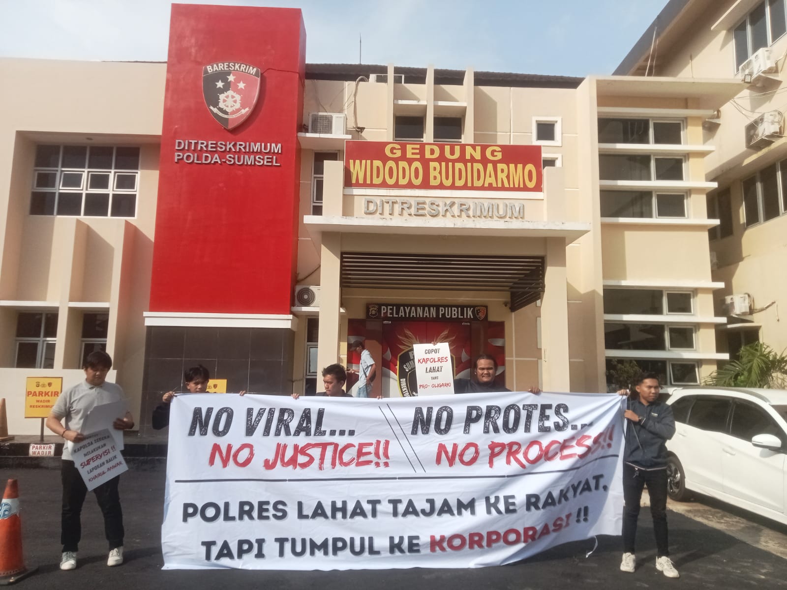 Puluhan massa yang tergabung dalam GEMAPELA menggelar aksi di Mapolda Sumsel, Jumat (6/3/2026), mendesak kepolisian segera menindaklanjuti laporan balik Khairul Anwar yang dinilai mandek di Polres Lahat.