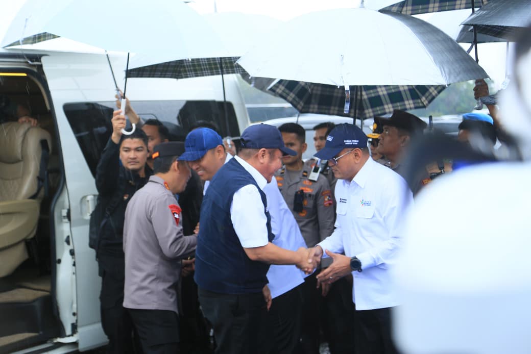 Gubernur Sumatera Selatan Herman Deru mendampingi Kapolri Jenderal Polisi Listyo Sigit Prabowo saat kegiatan tanam jagung serentak kuartal I tahun 2026 di Indralaya, Kabupaten Ogan Ilir, Sabtu (7/3/2026).