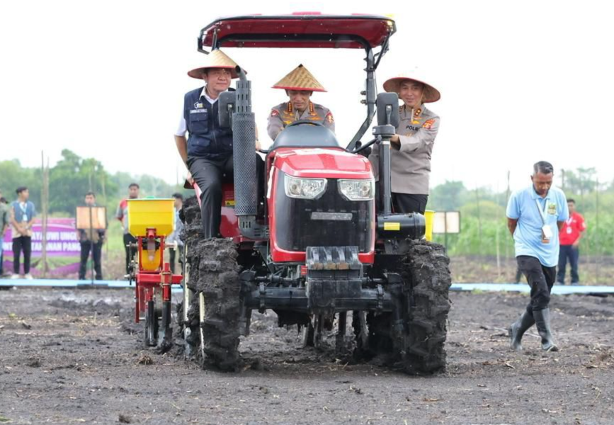 Putus Rantai Tengkulak, Polri Gandeng 4 Bank Himbara Salurkan KUR bagi Petani Jagung