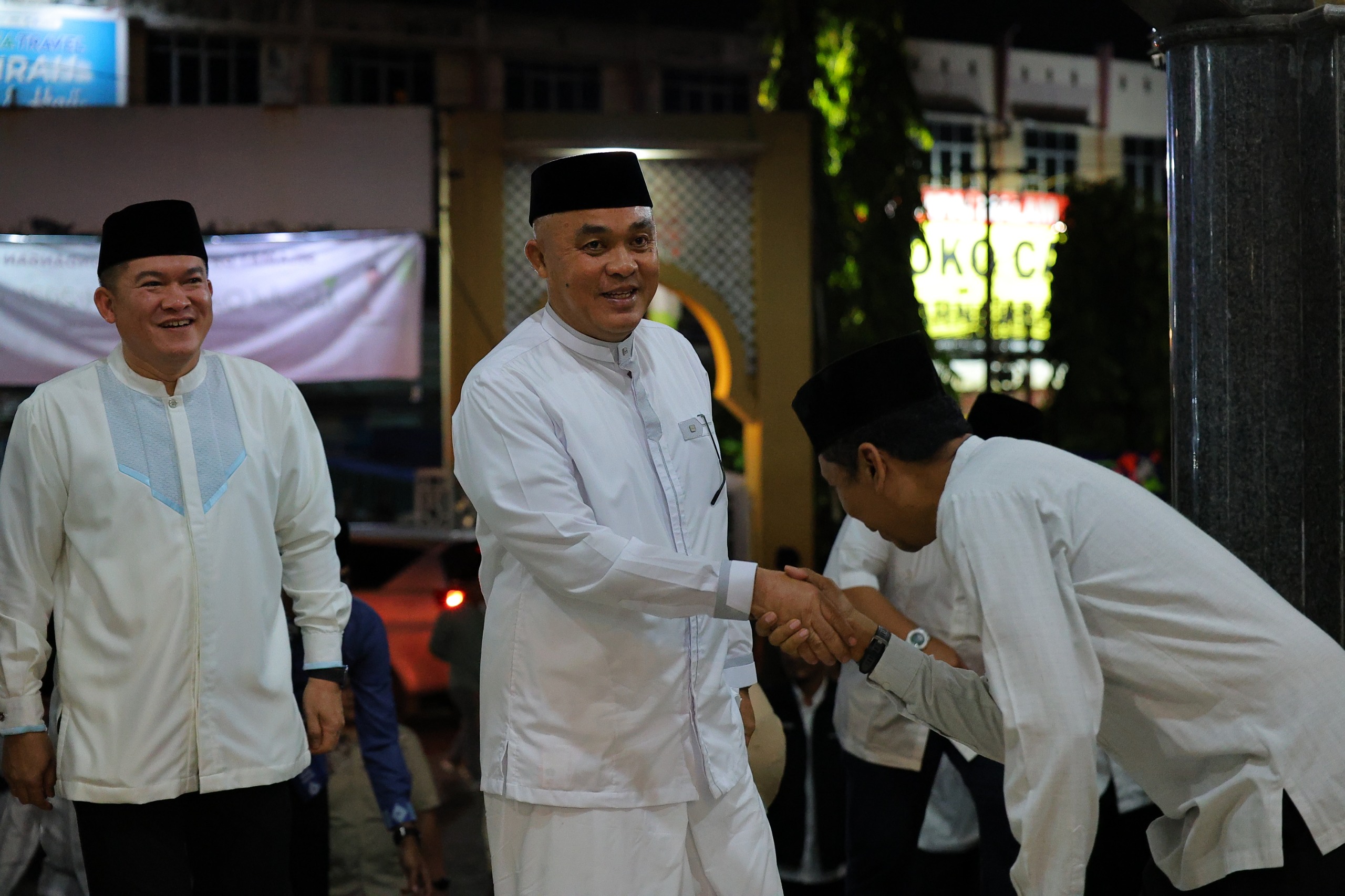 Sekretaris Daerah Kota Palembang Aprizal Hasyim menghadiri Sholat Isya dan Tarawih berjamaah sekaligus peringatan Nuzulul Qur’an 1447 H di Masjid Darussaid Palembang, Sabtu (7/3/2026).