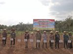Wakapolres PALI Kompol Kusyanto SH bersama unsur Forkopimda dan Dinas Pertanian melakukan penanaman jagung serentak di lahan pertanian kawasan Guci, Talang Ubi Selatan.