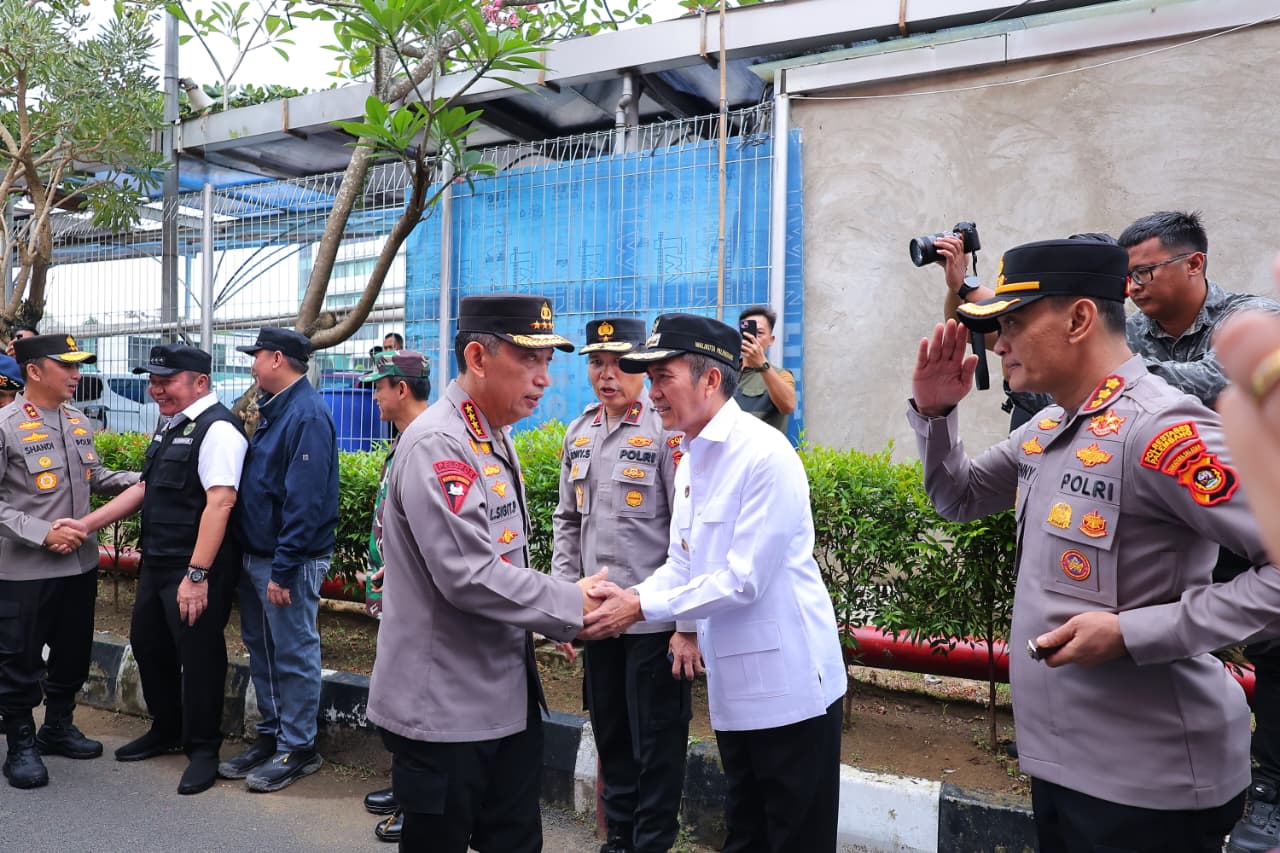 Wali Kota Palembang Ratu Dewa menghadiri apel Kamtibmas bersama Kapolri dan ribuan ojol serta buruh di Stadion Gelora Bumi Sriwijaya, sekaligus menyampaikan imbauan keselamatan menjelang mudik Lebaran.
