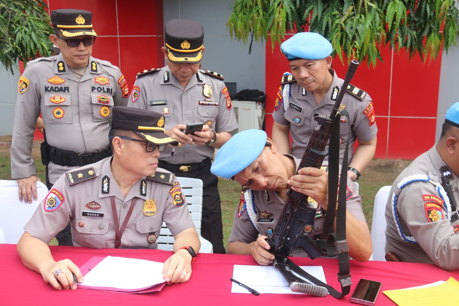 Tingkatkan Kedisiplinan Internal, Kapolda Sumsel Periksa Senpi Dinas Personel Usai Apel Pagi