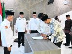 Kakanwil Kemenag Sumatera Selatan Syafitri Irwan melantik 25 Kepala Kantor Urusan Agama (KUA) dan tiga pejabat Jabatan Fungsional Tertentu (JFT) secara hybrid di Aula Kanwil Kemenag Sumsel, Senin (09/03/2026). Kakanwil Kemenag Sumatera Selatan Syafitri Irwan melantik 25 Kepala Kantor Urusan Agama (KUA) dan tiga pejabat Jabatan Fungsional Tertentu (JFT) secara hybrid di Aula Kanwil Kemenag Sumsel, Senin (09/03/2026).
