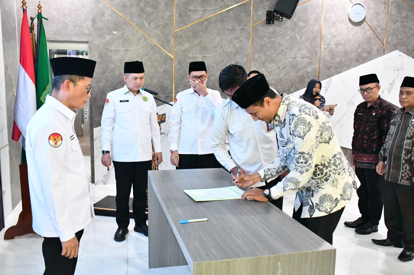 Kakanwil Kemenag Sumatera Selatan Syafitri Irwan melantik 25 Kepala Kantor Urusan Agama (KUA) dan tiga pejabat Jabatan Fungsional Tertentu (JFT) secara hybrid di Aula Kanwil Kemenag Sumsel, Senin (09/03/2026).