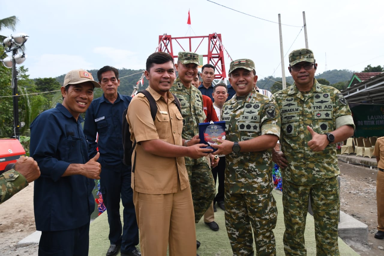 Danrem 044/Gapo Brigjen TNI Khabib Mahfud bersama Forkopimda OKU meresmikan Jembatan Gantung Garuda di Desa Pusar, Kecamatan Baturaja Barat, Senin (9/3/2026)