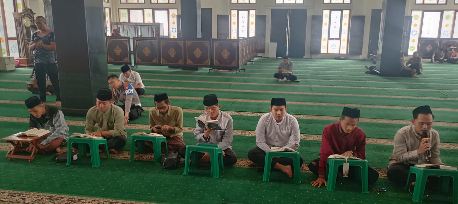 Personel Polda Sumsel bersama santri dan tahfidz dari pondok pesantren mengikuti kegiatan tadarus Al-Qur’an di Masjid Assa’adah Mapolda Sumsel, Selasa (10/03/2026).
