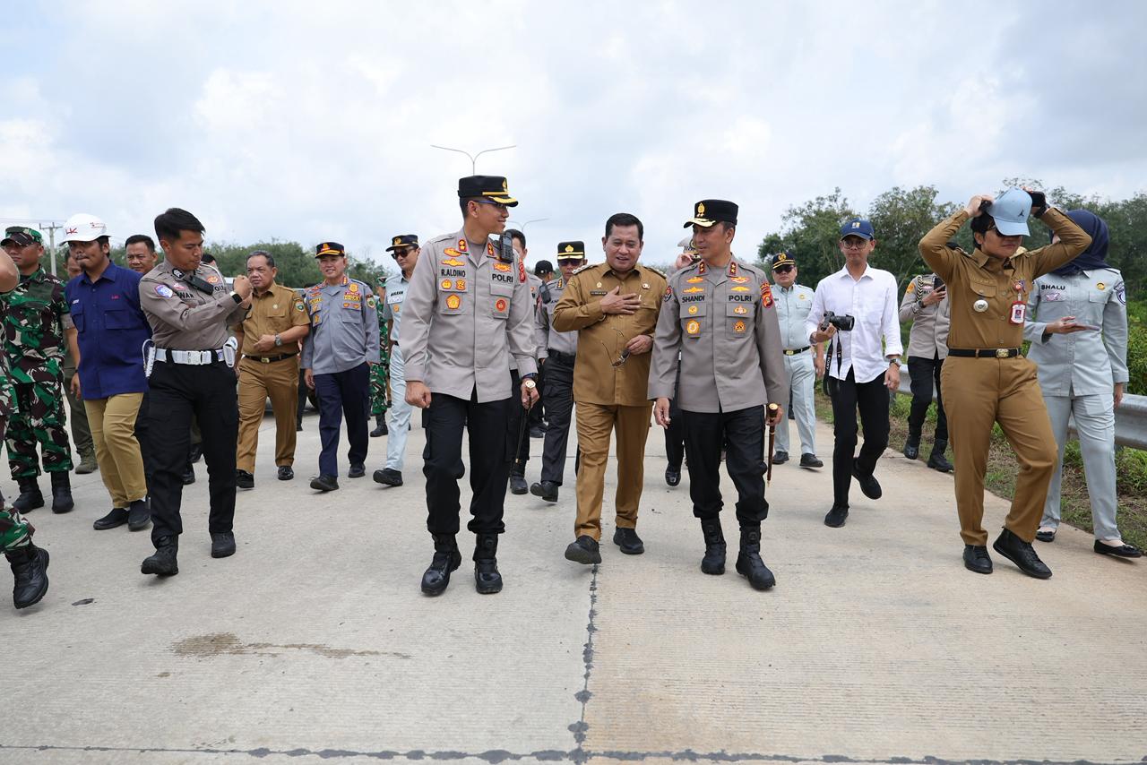 Kapolda Sumatera Selatan Irjen Pol Sandi Nugroho meninjau langsung jalur Tol Kapal Betung guna memastikan kesiapan infrastruktur dan pengamanan arus mudik Lebaran 2026 di wilayah Sumatera Selatan.