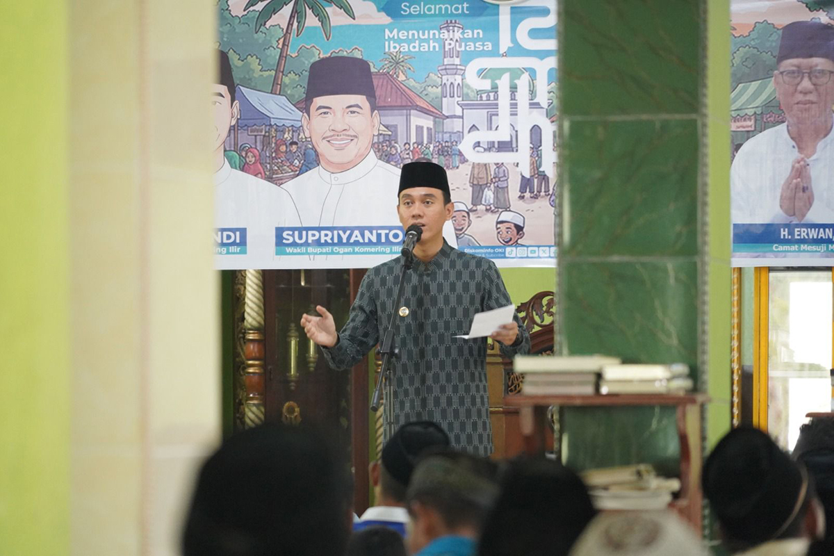 Bupati OKI H. Muchendi berdialog dengan masyarakat saat kunjungan Safari Ramadan di Mesuji Makmur, sekaligus meninjau dampak pembangunan jalan yang kini mempermudah akses warga menuju jalan lintas.