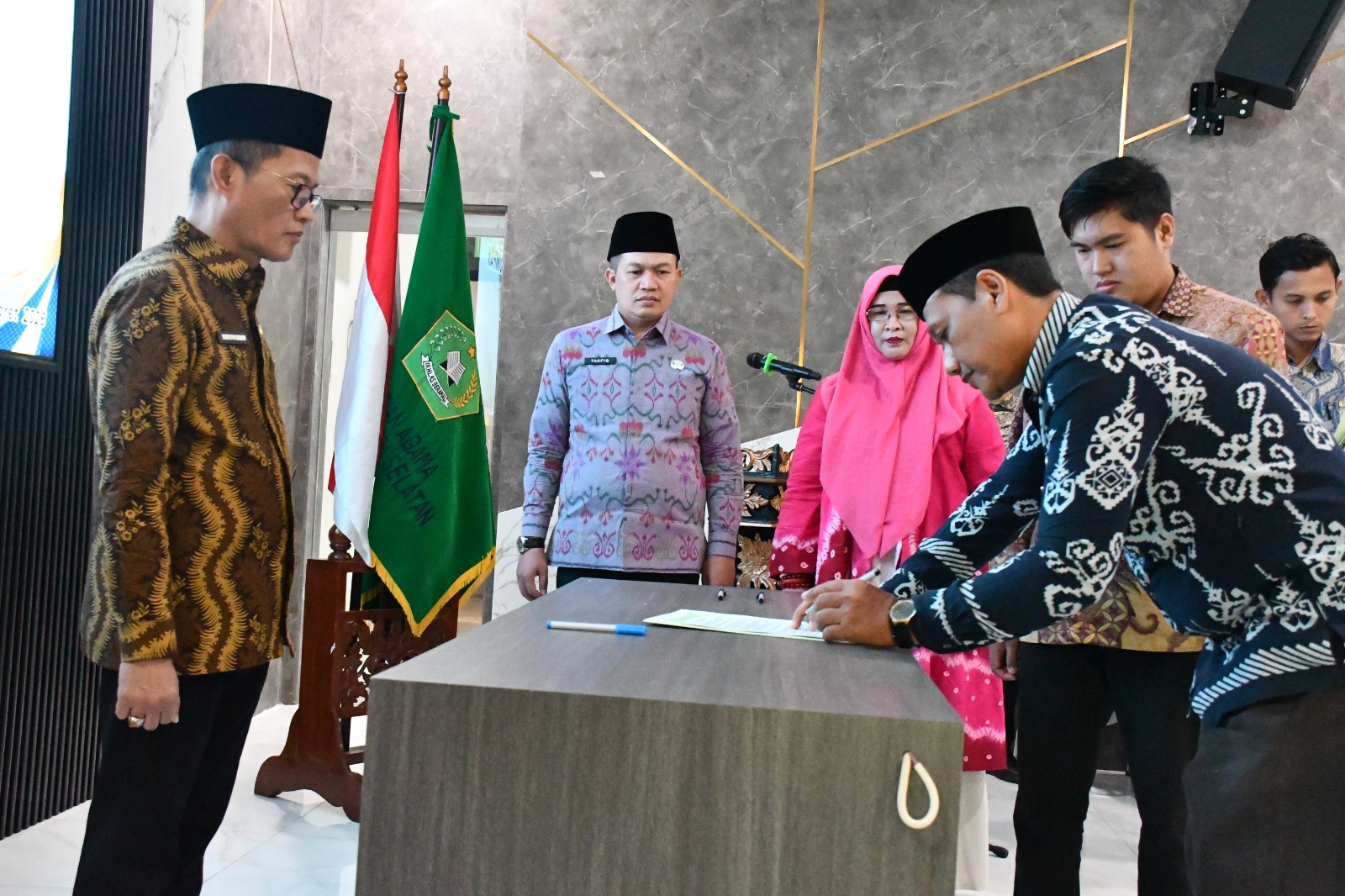 Kakanwil Kemenag Sumsel Syafitri Irwan melantik sejumlah pejabat di lingkungan Kanwil Kemenag Sumsel di Aula Kanwil Kemenag Sumsel.