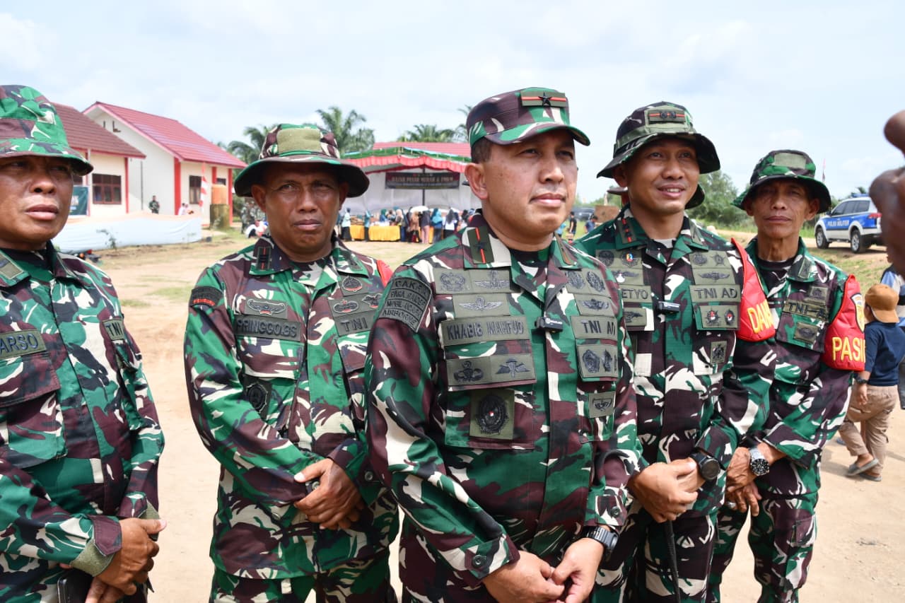 Brigjen TNI Khabib Mahfud bersama Pangdam II/Sriwijaya Mayjen TNI Ujang Darwis menghadiri Upacara Penutupan TMMD ke-127 TA 2026 di Lapangan SMP Negeri 3 Desa Wonosari, Kecamatan Pulau Rimau, Kabupaten Banyuasin, Rabu (11/3/2026).