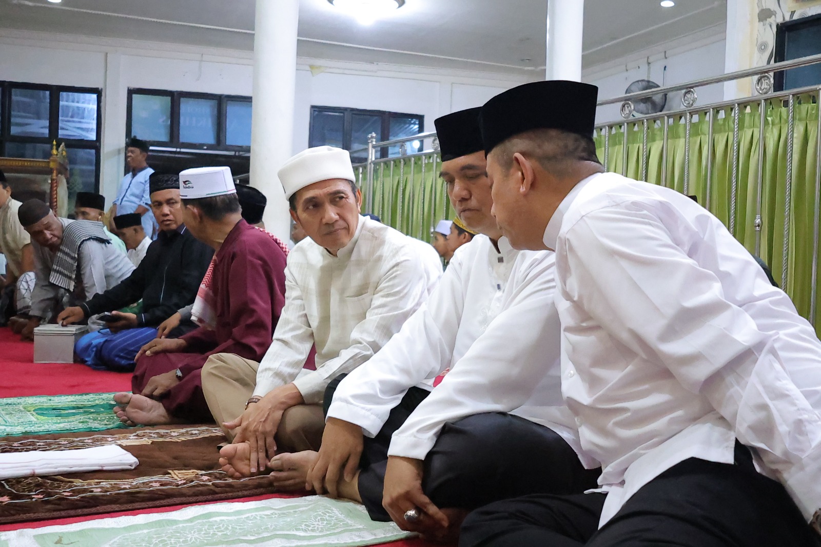 Walikota Palembang Ratu Dewa bersama jajaran Pemkot Palembang melaksanakan Safari Ramadhan 1447 H di Musholla Al Ikhlas, Kecamatan Seberang Ulu I, Rabu (11/03/2026) malam.