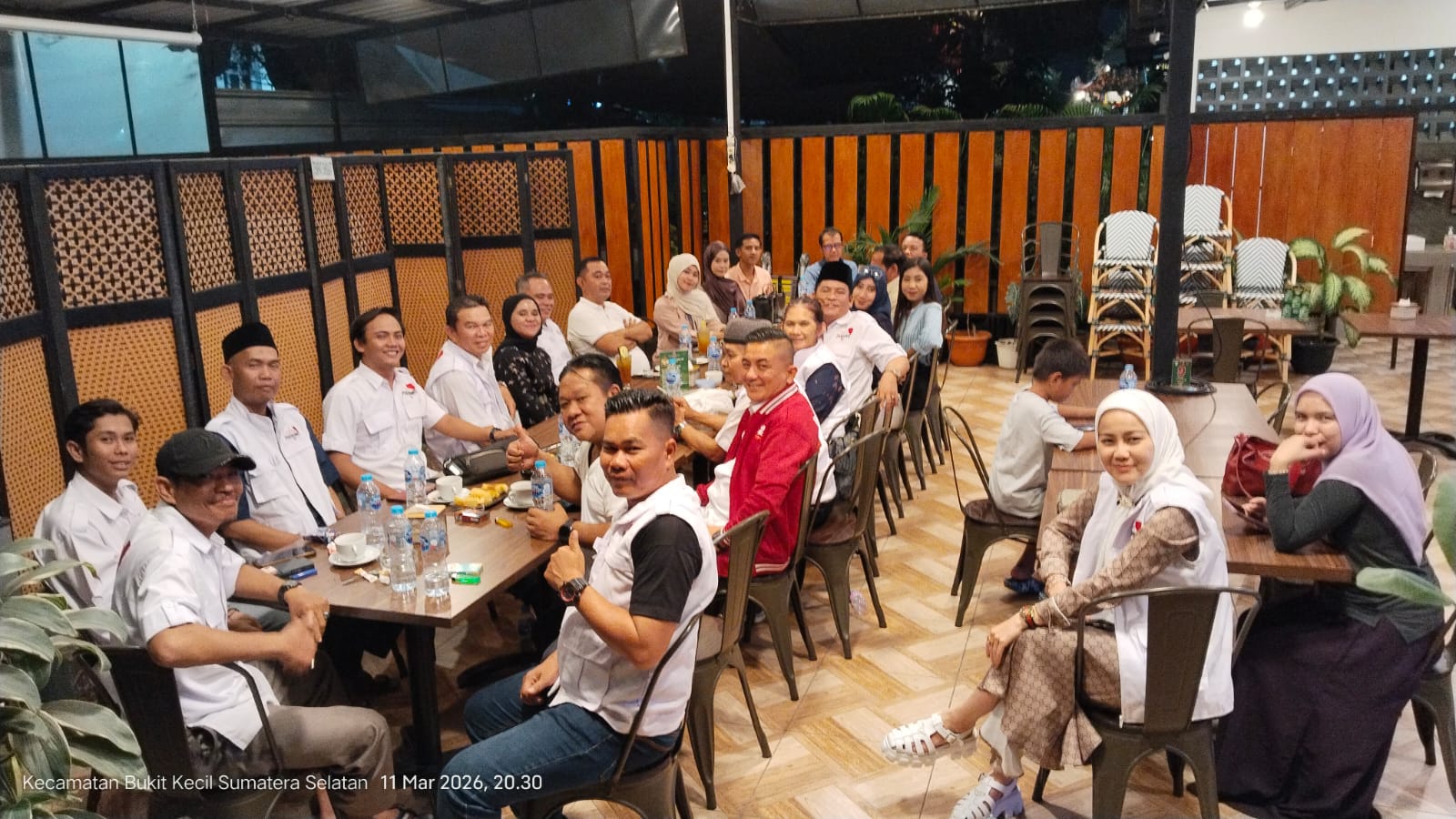 Pengurus dan anggota DPD Laskar Prabowo 08 Sumatera Selatan menggelar buka puasa bersama di kawasan Kambang Iwak, Palembang, Rabu (11/3/2026), sekaligus membahas program strategis organisasi.