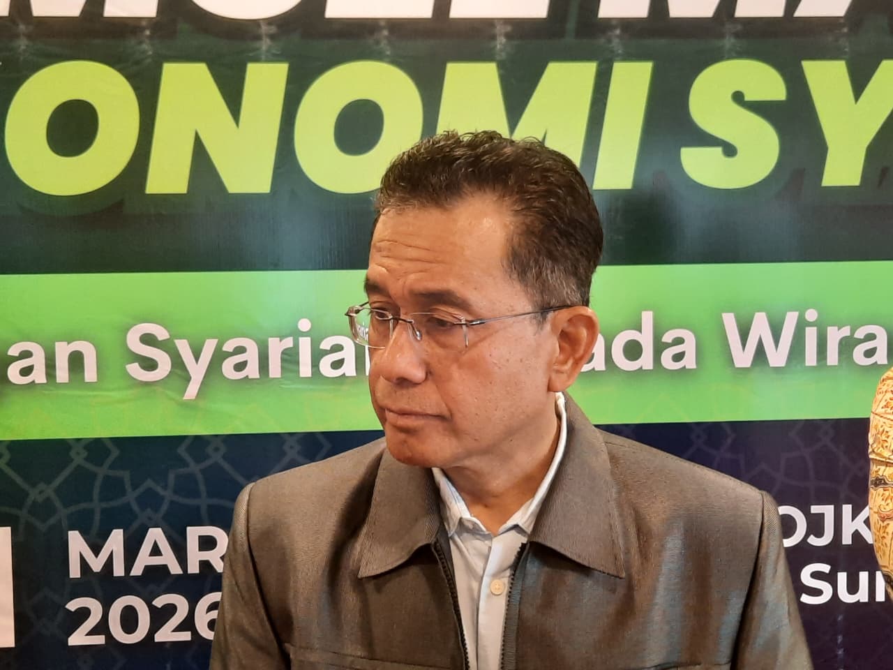 Kepala OJK Provinsi Sumatera Selatan, Arifin Susanto, menyampaikan materi literasi keuangan syariah kepada para wirausaha muslimah dalam kegiatan “Sumsel Maju Berekonomi Syariah”, Rabu (11/3/2026).