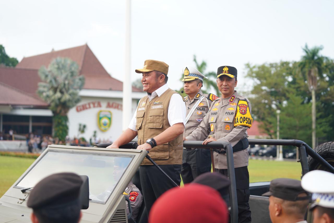 Kapolda Sumatera Selatan Sandi Nugroho bersama Gubernur Sumsel Herman Deru saat Apel Gelar Pasukan Operasi Ketupat Musi 2026 di Halaman Griya Agung Palembang, Kamis (12/3/2026).