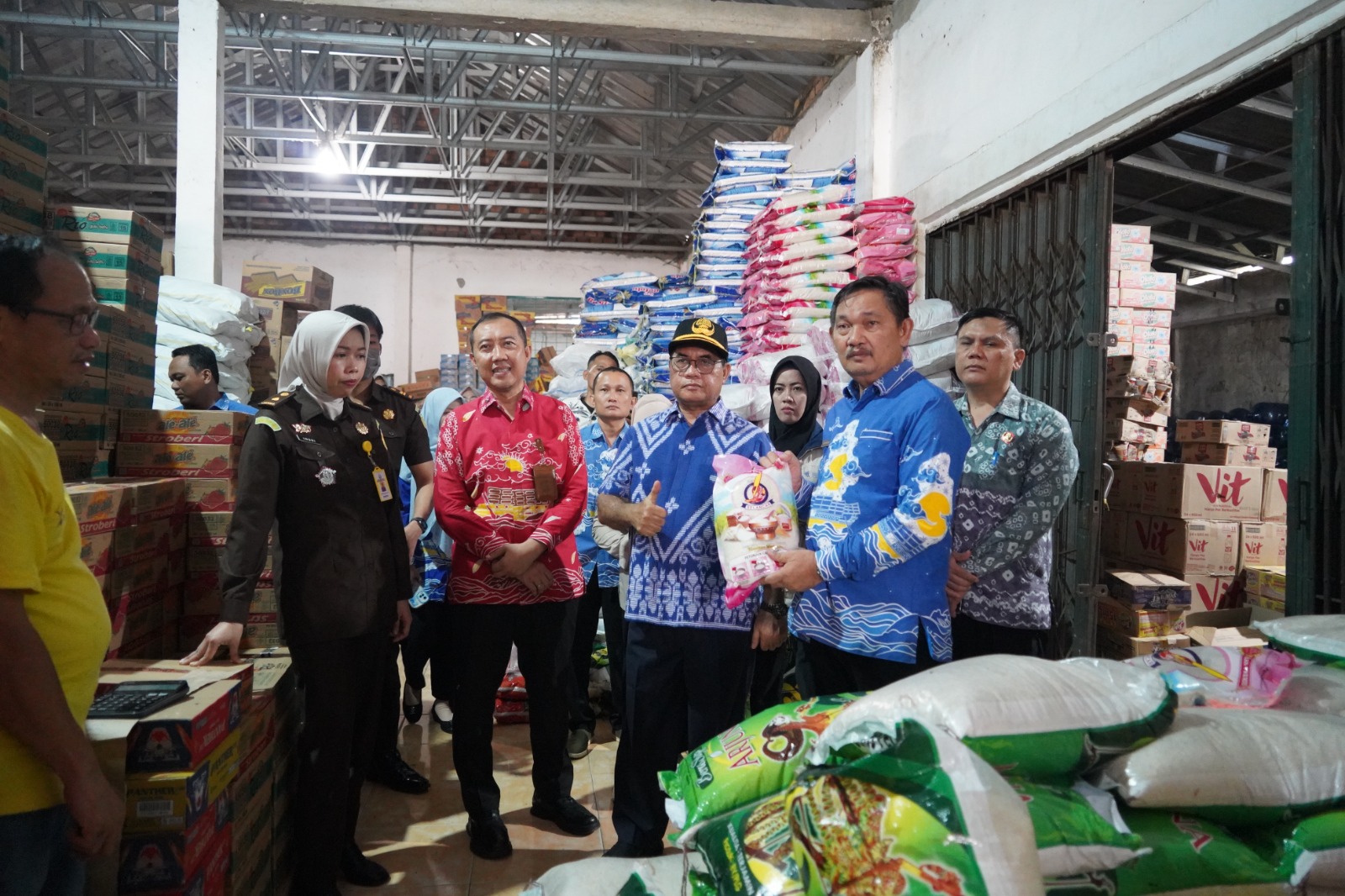 Tim TPID Kabupaten OKI melakukan inspeksi mendadak (sidak) ke sejumlah agen sembako di Pasar Kayuagung, Kamis (12/3/2026), untuk memastikan ketersediaan bahan pokok selama Ramadan hingga Idul Fitri 1447 H tetap aman dan harga stabil.