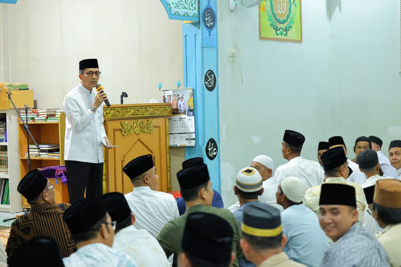 Wali Kota Palembang Ratu Dewa menyerahkan bantuan hibah sebesar Rp15 juta kepada pengurus Mushala Al-Falah di Kelurahan Sukamulya, Kecamatan Sematang Borang, Kamis (12/3/2026) malam, dalam rangkaian kegiatan Safari Ramadan Pemerintah Kota Palembang.