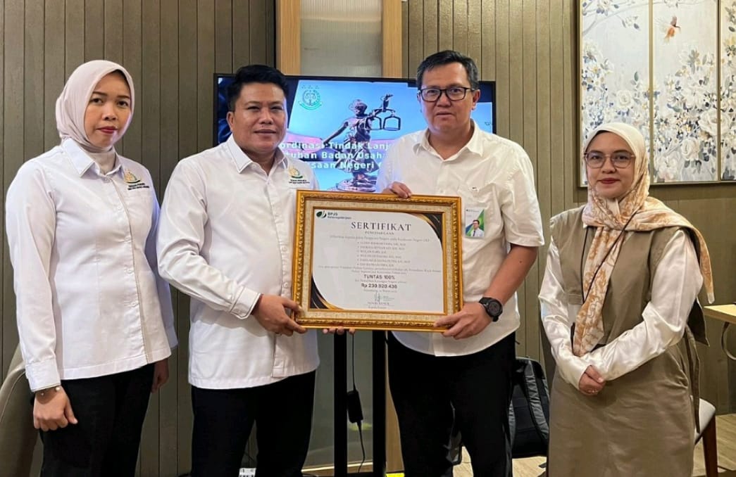 Kepala Kejaksaan Negeri OKI, I Gede Widhartama, S.H., M.H., menerima penghargaan dari BPJS Ketenagakerjaan Cabang Palembang atas keberhasilan Kejari OKI mewujudkan 100 persen kepesertaan jaminan sosial sektor jasa konstruksi di lingkungan Pemkab OKI tahun 2025.