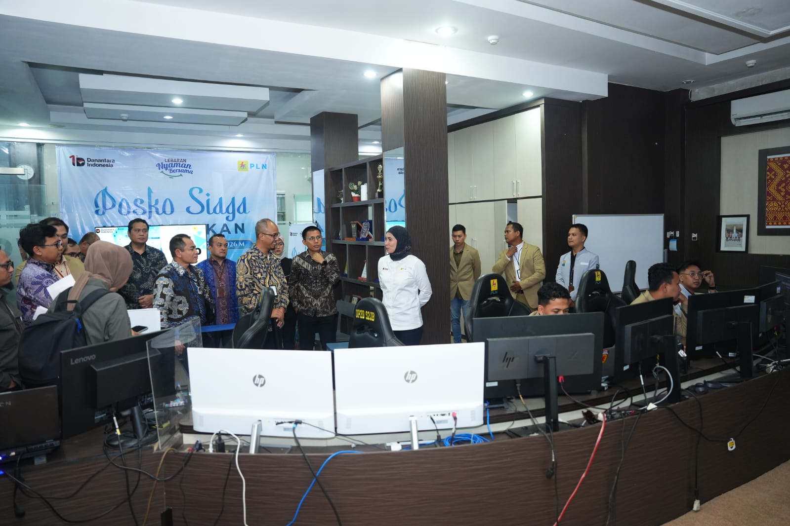 Direktur Distribusi PLN, Arsyadhani Ghana Akmalaputri, meninjau langsung Distribution Control Center (DCC) PLN UID S2JB di Jakabaring, Palembang, guna memastikan keandalan sistem kelistrikan menjelang arus mudik Idul Fitri 1447 H.