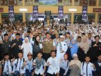 Gubernur Sumatera Selatan Herman Deru bersama Anggota DPD RI sekaligus Duta Literasi Sumsel Ratu Tenny Leriva memberikan motivasi kepada pelajar SMA/SMK/SLB dalam kegiatan Harmonisasi Ramadhan di SMA Negeri Sumsel, Kamis (12/3/2026).