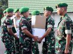 Danrem 044/Gapo Brigjen TNI Khabib Mahfud menyerahkan bingkisan Lebaran kepada prajurit dan PNS di lingkungan Makorem 044/Gapo saat apel di lapangan Makorem, Jumat (13/3/2026), sebagai bentuk kepedulian pimpinan dalam menyambut Hari Raya Idul Fitri 1447 H.