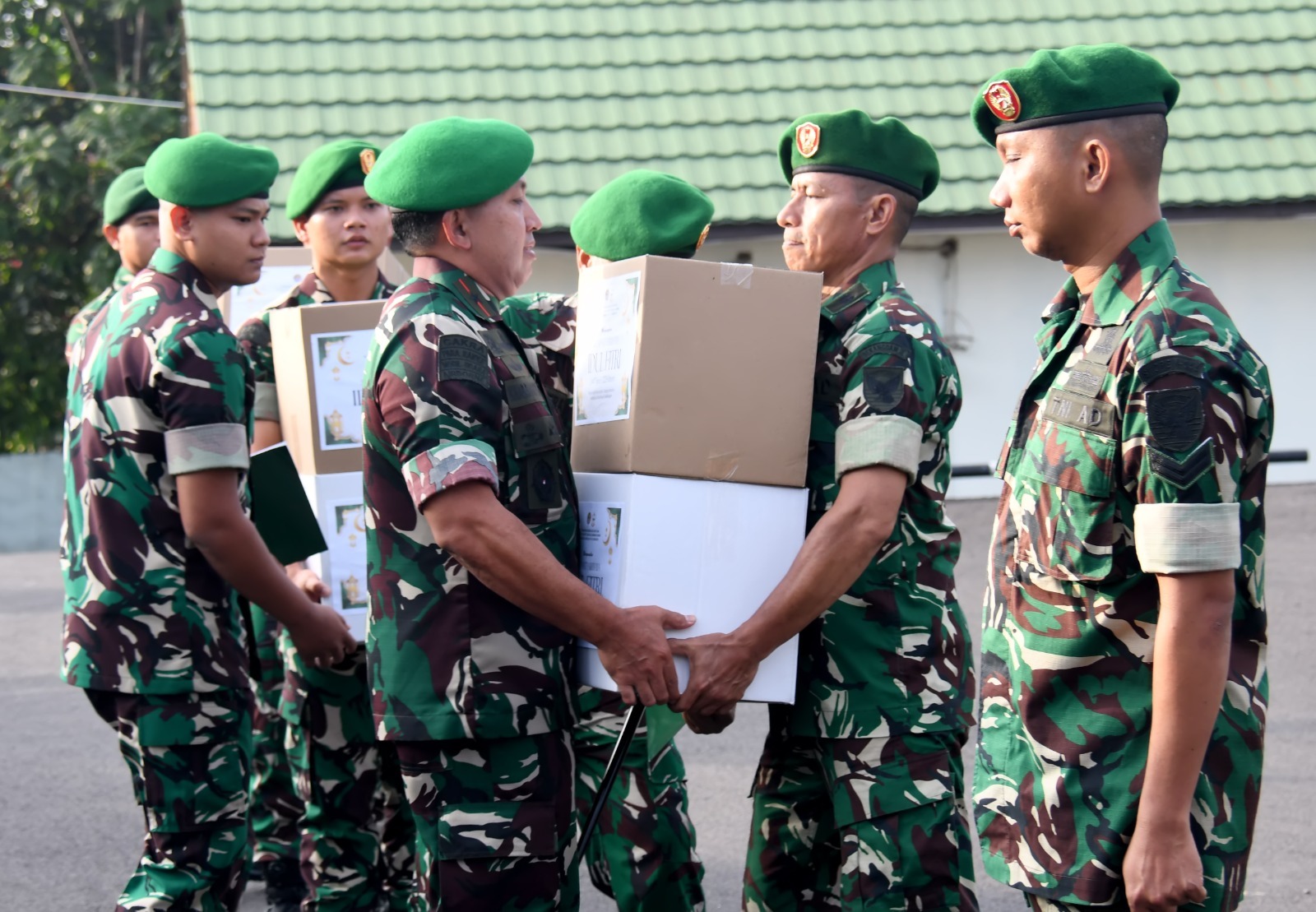 Danrem 044/Gapo Brigjen TNI Khabib Mahfud menyerahkan bingkisan Lebaran kepada prajurit dan PNS di lingkungan Makorem 044/Gapo saat apel di lapangan Makorem, Jumat (13/3/2026), sebagai bentuk kepedulian pimpinan dalam menyambut Hari Raya Idul Fitri 1447 H.