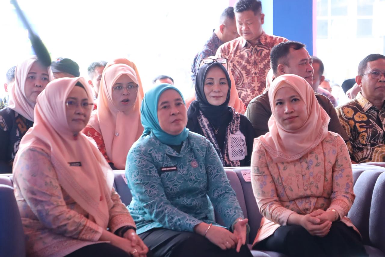 Ketua TP PKK Kota Palembang Dewi Sastrani Ratu Dewa meninjau stand UMKM saat menghadiri Bazar Ramadan DWP Dinas PKP Palembang.