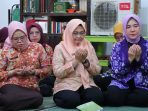 Ketua Dharma Wanita Persatuan (DWP) Kota Palembang, Ida Royani, bersama pengurus saat menyerahkan bantuan kepada anak-anak Panti Asuhan Al Yamin di Kelurahan 13 Ulu dalam kegiatan Ramadhan Berbagi.